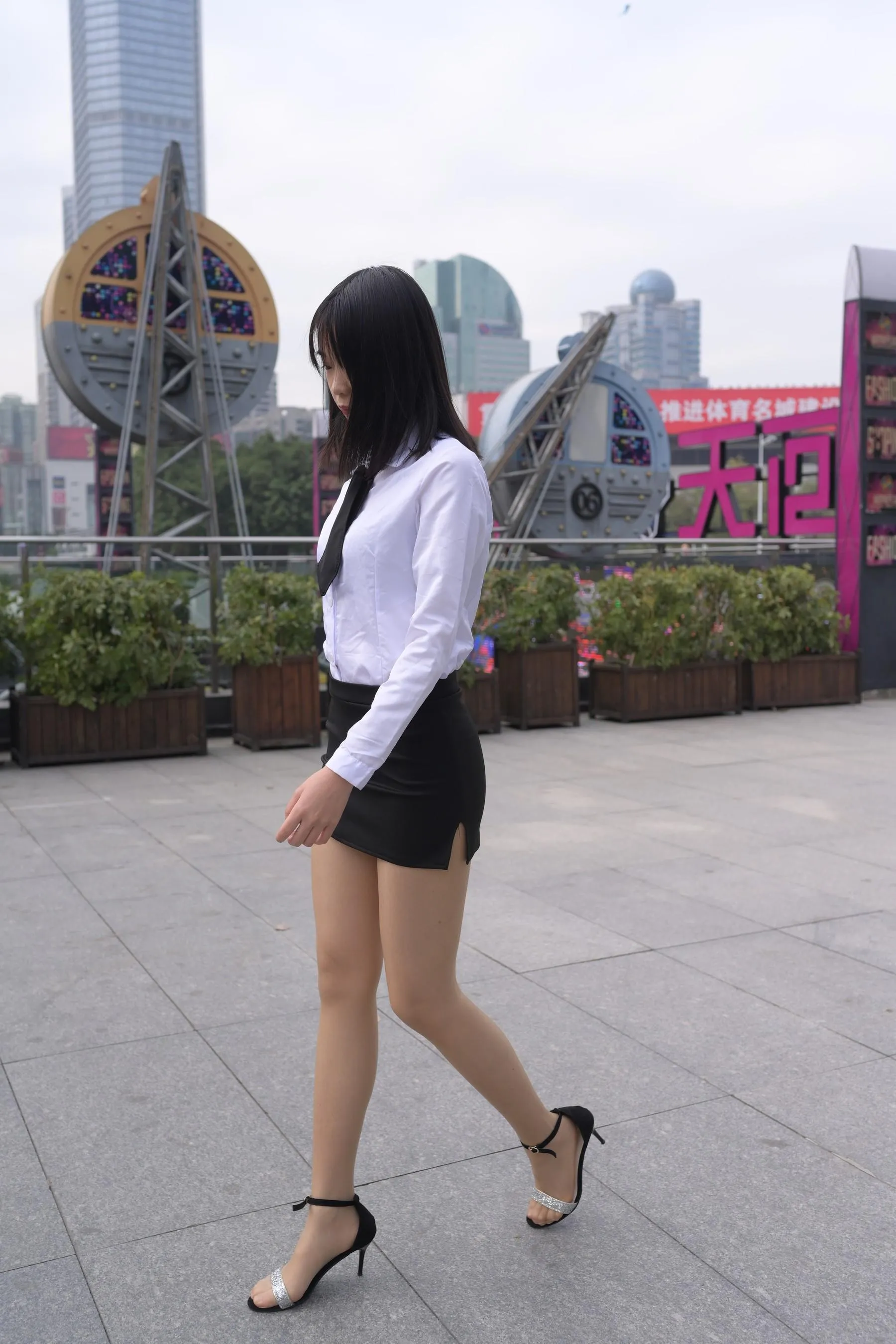 [魔镜街拍] NO.084 程生街拍-商城推销美女长腿肉丝制服 [456P]插图1